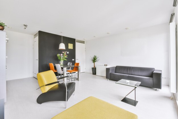 Interior de estudio con muebles de madera.