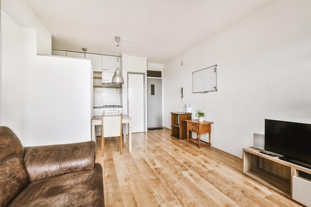 Interior de estudio con muebles de madera.