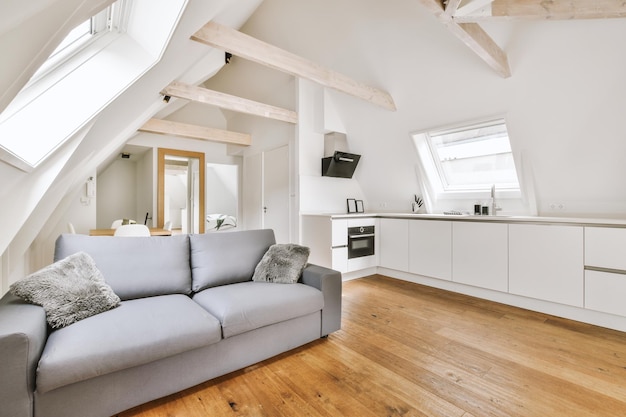 Interior de estudio con muebles de madera.