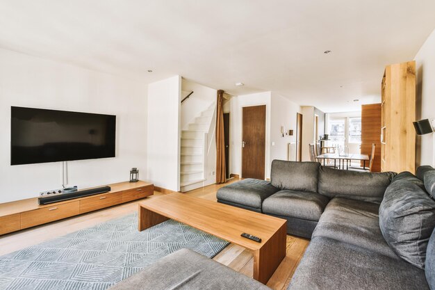 Interior de estudio con muebles de madera.