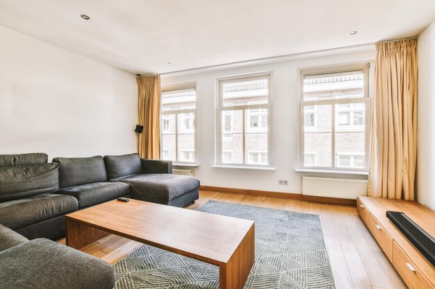 Interior de estudio con muebles de madera.