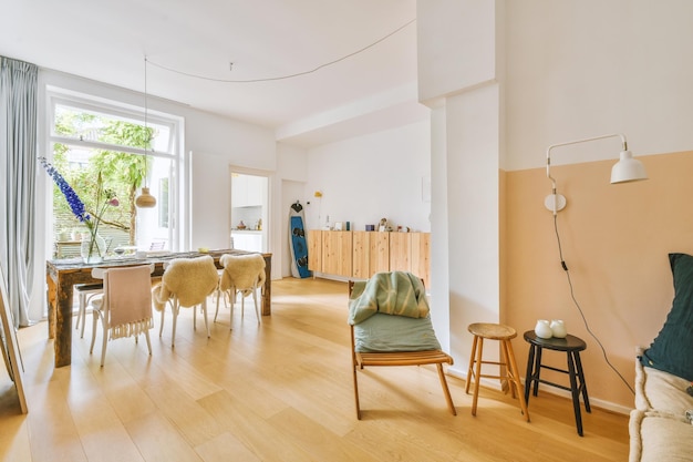 Interior de estudio con muebles de madera.