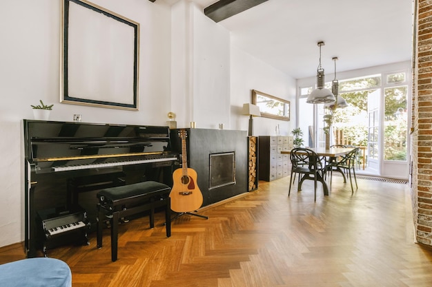 Interior de estudio con muebles de madera.