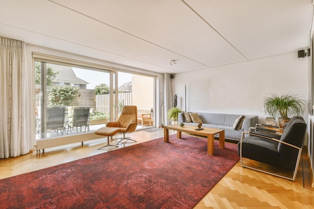 Interior de estudio con muebles de madera.