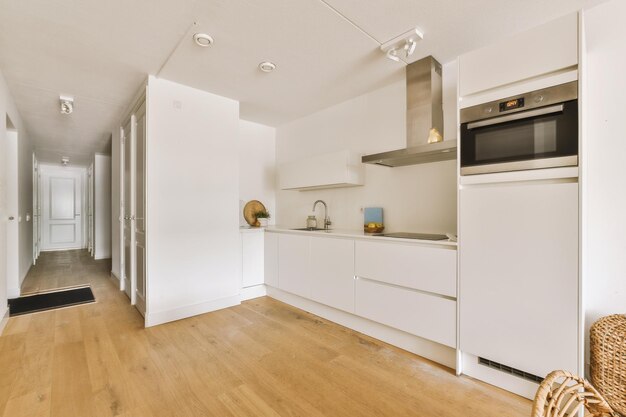 Interior de estudio con muebles de madera.