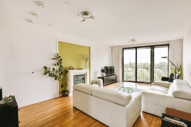 Interior de estudio con muebles de madera.