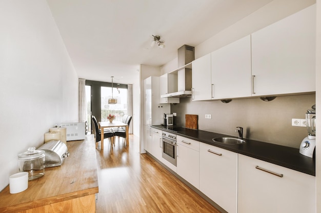 Interior de estudio con muebles de madera.