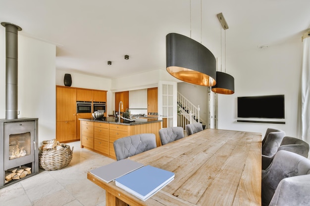 Interior de estudio con muebles de madera.