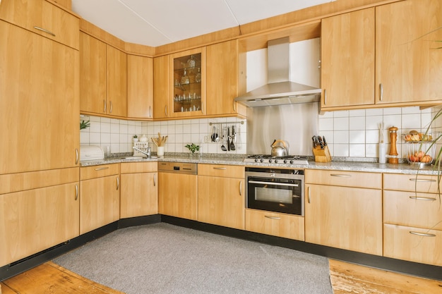 Interior de estudio con muebles de madera.