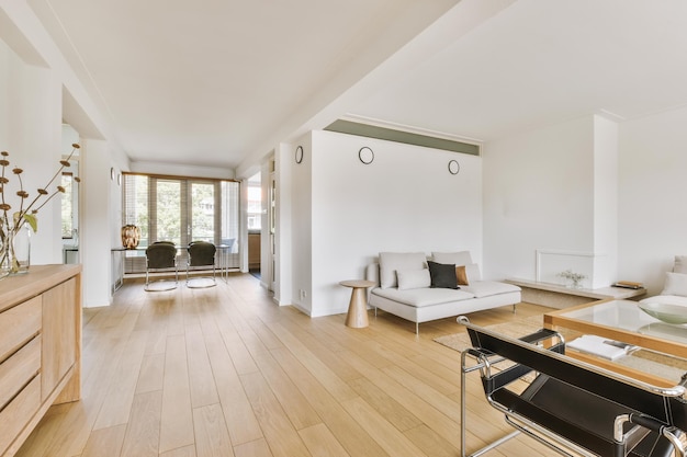 Interior de estudio con muebles de madera.