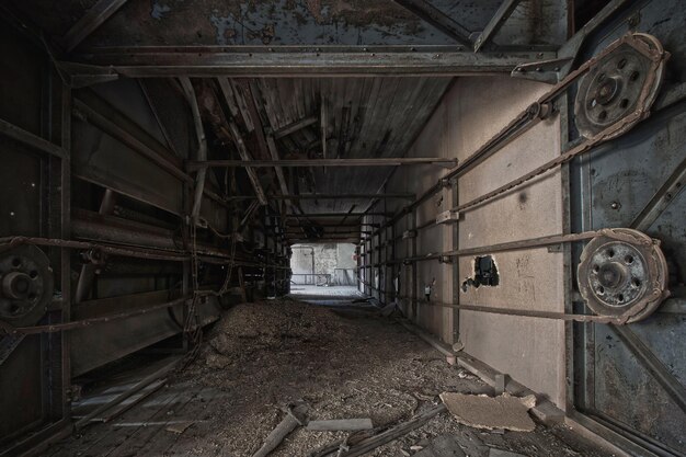 Foto interior de una fábrica abandonada