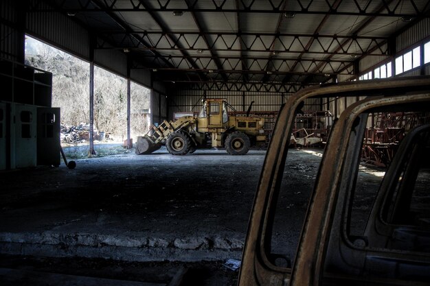 Interior de una fábrica abandonada