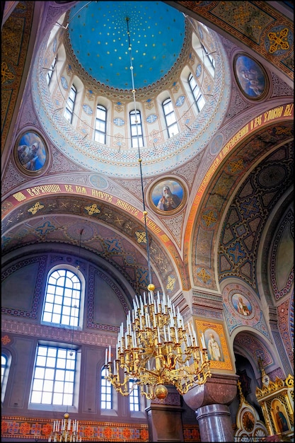 Foto interior de la famosa y histórica catedral de uspenski en helsinki, finlandia