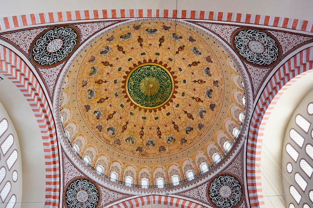 interior de la famosa Mezquita Azul en Estambul con sus antiguos y coloridos arcos y mosaicos