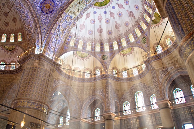 Interior de la famosa Mezquita Azul de Estambul, Turquía