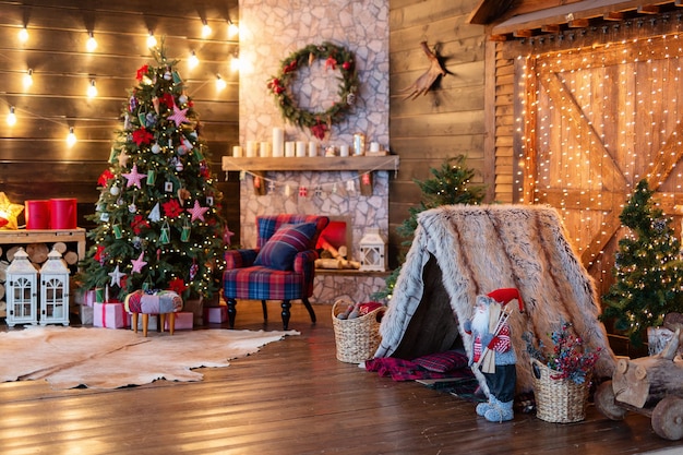 interior feriado Natal aconchegante e caloroso árvore de Natal e lareira