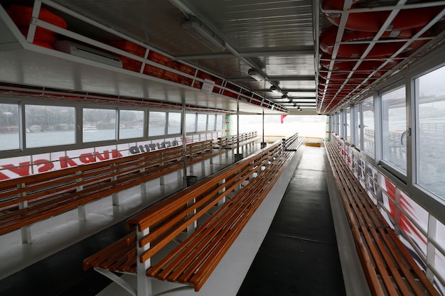 Interior de un ferry de transporte público con asientos vacíos en el Bósforo de Estambul