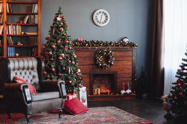 Interior festivo com árvore de Natal decorada e lareira com fundo de Natal de presentes vermelhos