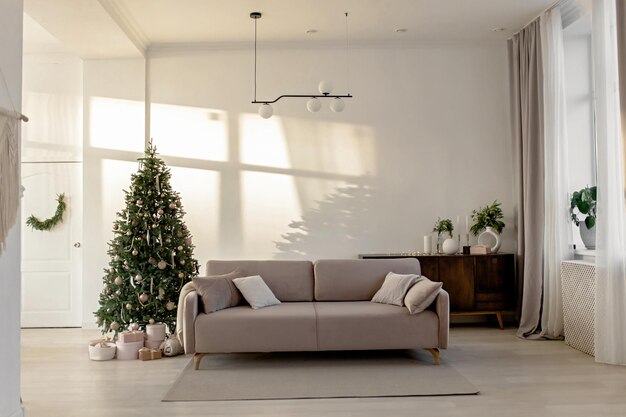 Interior festivo de Ano Novo com uma cômoda de sofá bege e uma árvore de Natal