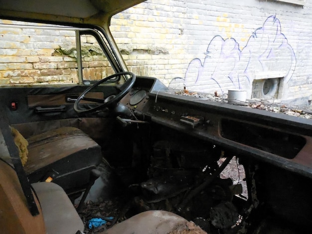 El interior de una furgoneta abandonada