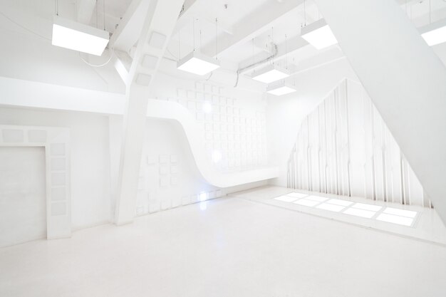 Interior futurista de quarto vazio abstrato em branco com iluminação no estilo de uma nave espacial. decoração geométrica nas paredes.