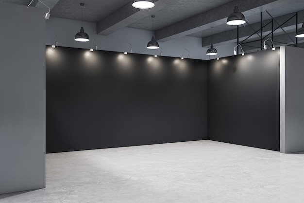 Interior de galería minimalista con pared negra vacía