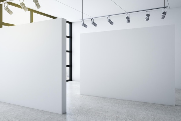 Interior de galería minimalista con vista a la ciudad y pared en blanco