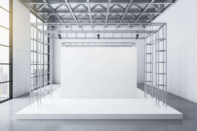 Interior de galería moderna con stand de exposición blanco