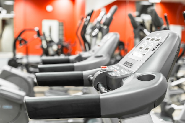 Interior gimnasio con equipamiento.