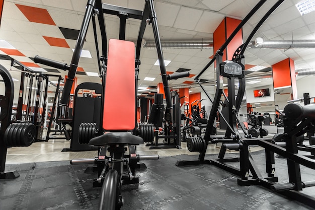 Interior gimnasio con equipamiento.