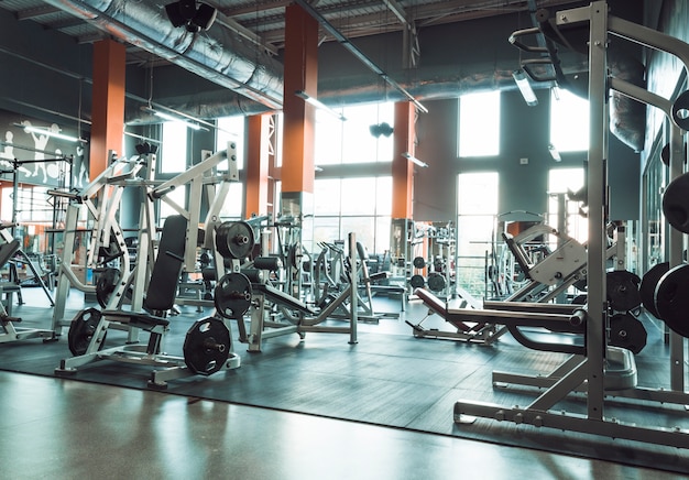 Foto interior gimnasio con equipos.