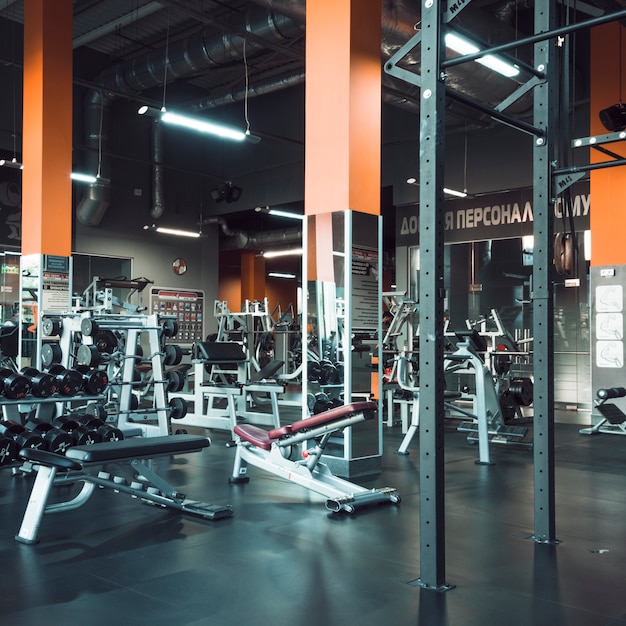 Interior de gimnasio moderno con equipos.