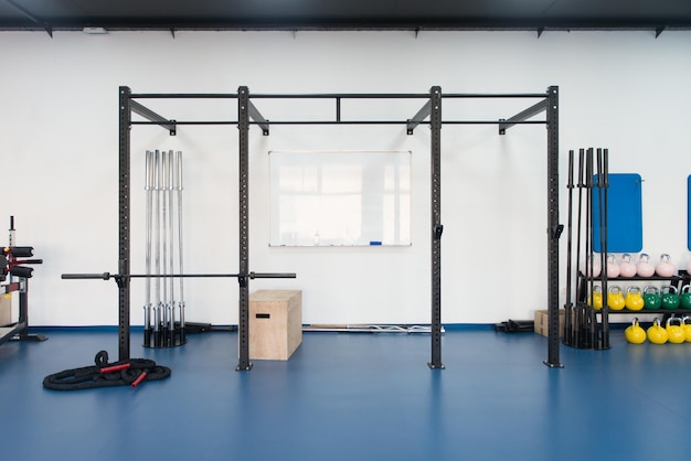 Interior de gimnasio moderno de pizarra con equipo