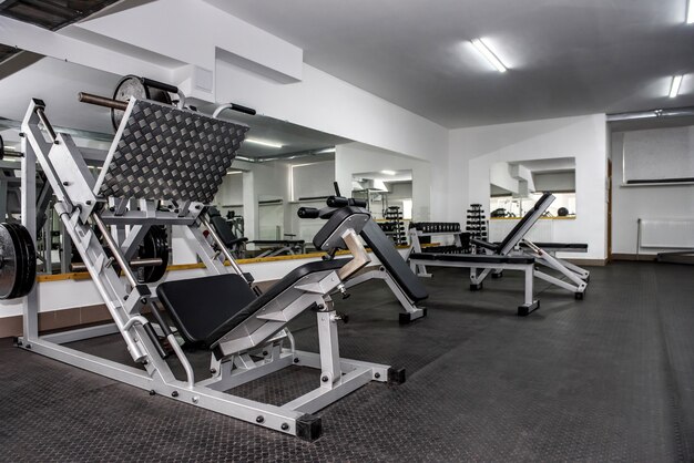 Foto interior de gimnasio moderno y vacío con equipamiento