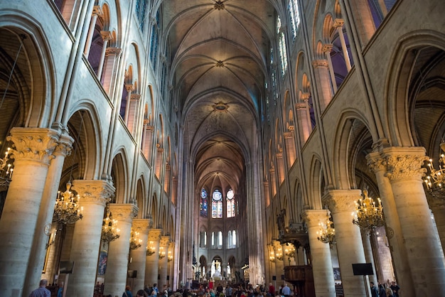 Interior gótico de la catedral medieval de Notre-Dame de París antes del incendio 15 de abril de 2019 París Francia