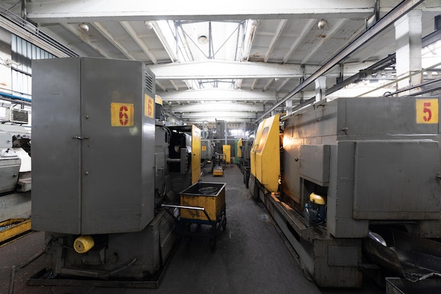 El interior de un gran edificio industrial de fábrica con construcciones de acero planta de coche