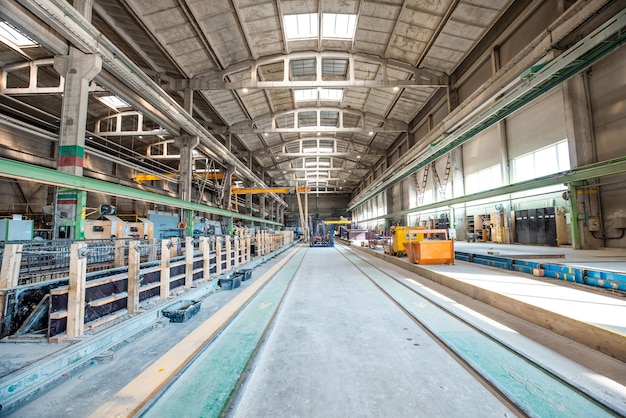 El interior de un gran edificio industrial o fábrica con construcciones de acero y hormigón