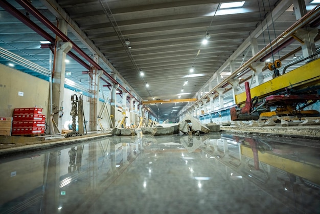 Foto el interior de un gran edificio industrial o fábrica con construcciones de acero y hormigón