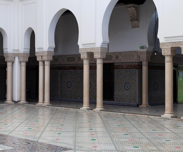 Interior de la Gran Mezquita de París llena de hermosos mosaicos