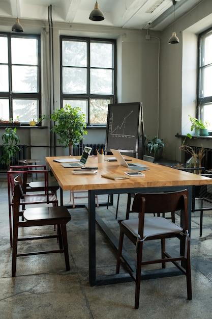 Foto interior de una gran oficina moderna con mesa y sillas en el centro