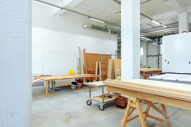 Foto interior del gran taller de la fábrica de muebles contemporáneos.