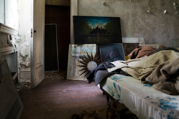 Foto interior de una habitación abandonada