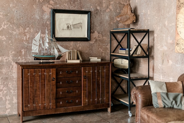 Foto interior de habitación antigua con muebles y decoración antiguos.