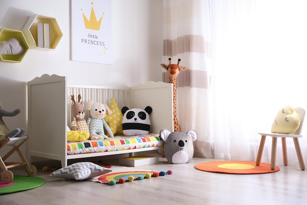 Interior de la habitación del bebé con muebles elegantes y juguetes.
