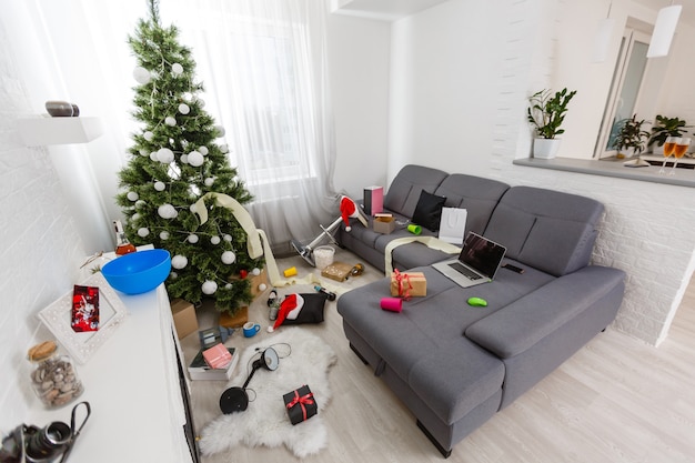 Interior de la habitación después de la fiesta de año nuevo