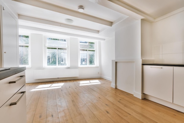 El interior de una habitación de élite a la luz del día con suelo de madera.