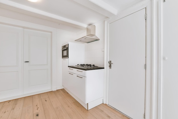 El interior de una habitación de élite con una pequeña área de cocina.