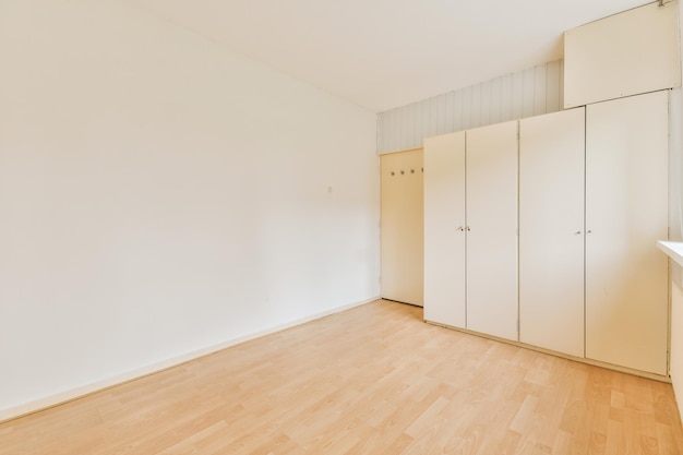 Interior de habitación espaciosa con muebles de almacenamiento