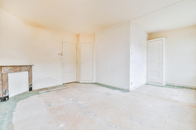 Interior de habitación espaciosa con muebles de almacenamiento