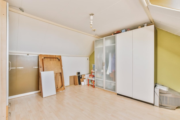 Interior de habitación espaciosa con muebles de almacenamiento